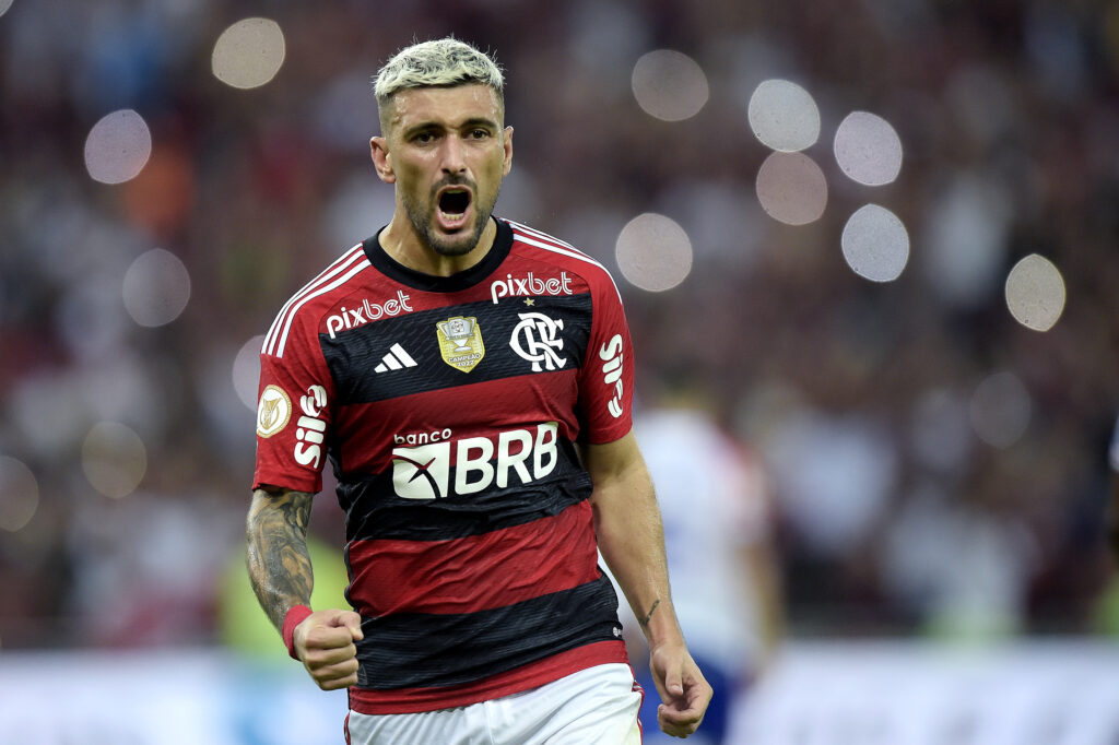 Arrascaeta comemora gol em jogo do Flamengo; Sofascore elege meia como jogador do mês de julho do Brasileirão