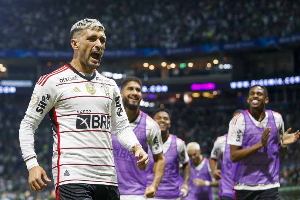 Arrascaeta comemora gol pelo Flamengo; Al Narss tem interesse na contratação do meio-campista