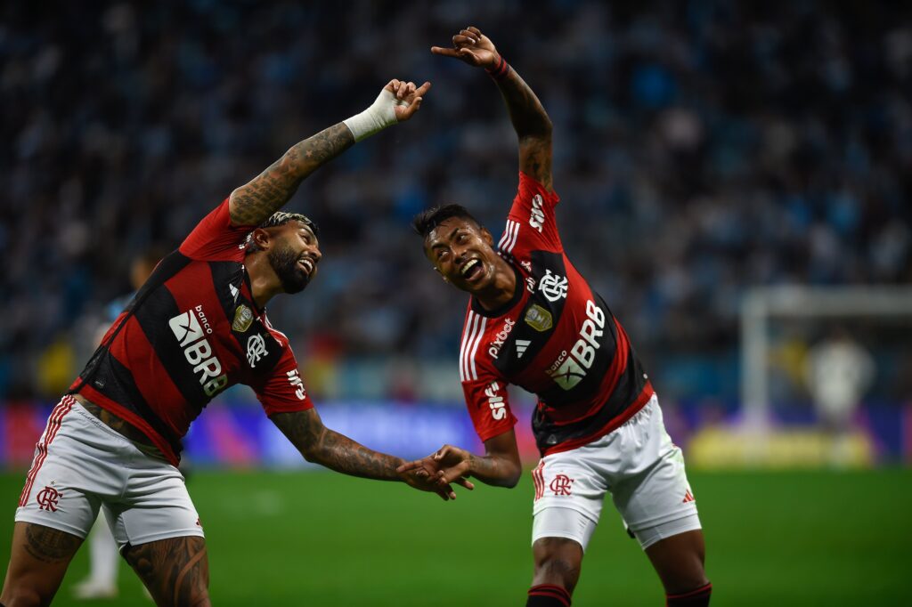 Gabigol e Bruno Henrique comemoram gol com a famosa "Fusão"; Flamengo avança em renovações de dupla e define saídas de Filipe Luís e Rodrigo Caio