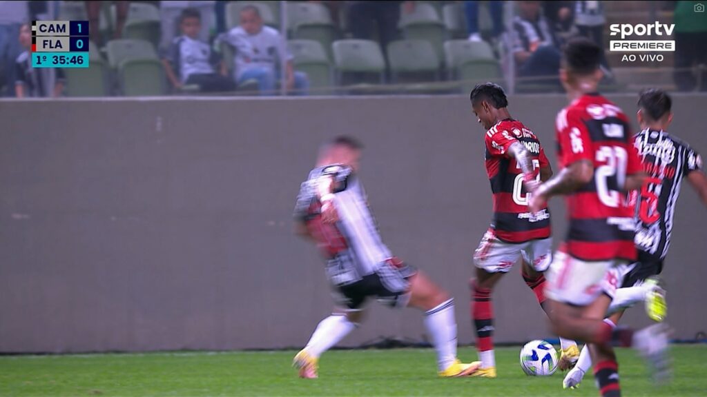 Falta em Bruno Henrique no início da jogada do gol do Atlético-MG