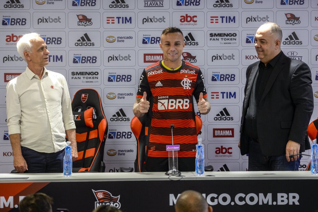 Há um ano, Cebolinha deixava o Benfica e era anunciado no Flamengo, Atleta ainda não se firmou e pode perder mais espaço para Bruno Henrique