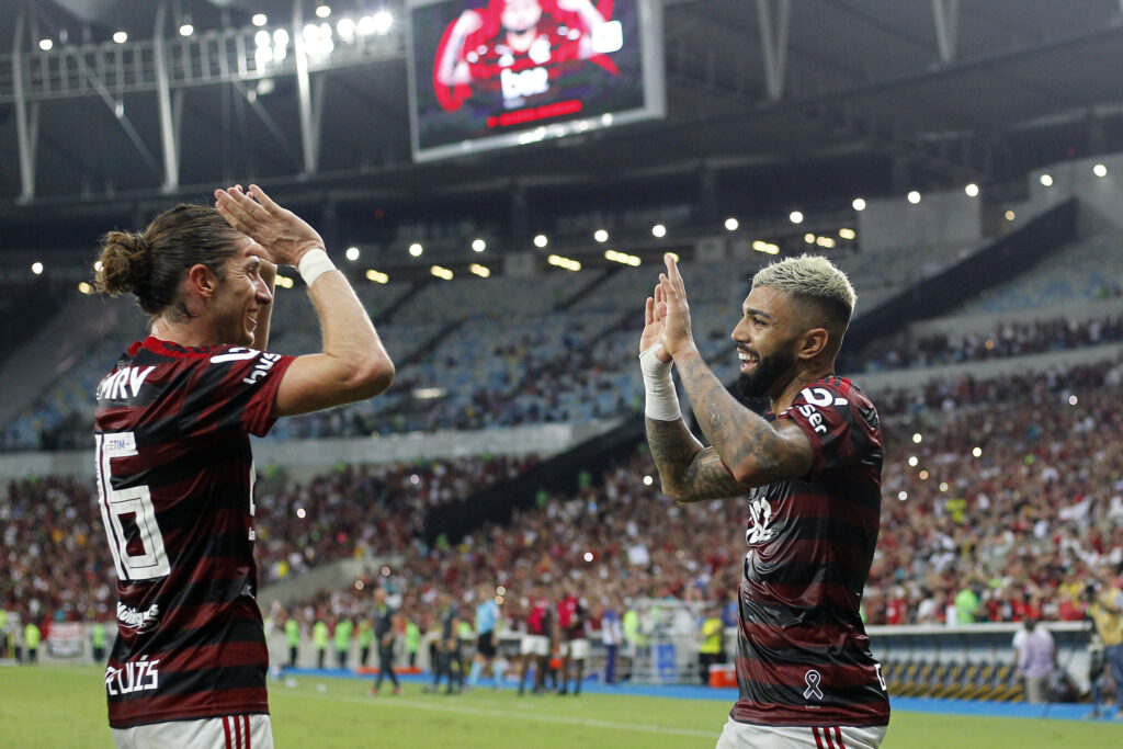 Gabigol e Filipe Luís comemoram gol do Flamengo; atletas lideraram movimento pela demissão de Pablo Fernández após agressão a Pedro