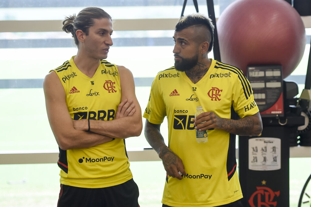 Filipe Luís e Arturo Vidal em treino do Flamengo; volante acertou com Athletico-PR