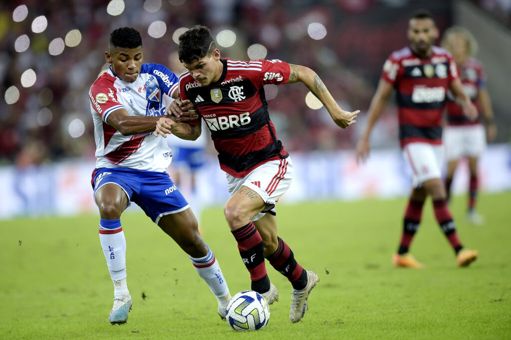 Ayrton Lucas em jogo do Flamengo; clube venceu o Fortaleza pela 13ª rodada do Brasileirão, Allan no Rio de Janeiro e as últimas notícias do Flamengo