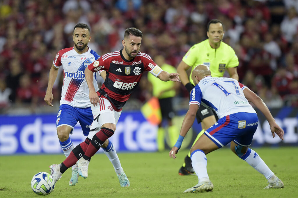 Flamengo venceu o Fortaleza pela 13ª rodada do Brasileirão; gramado do Maracanã chamou a atenção