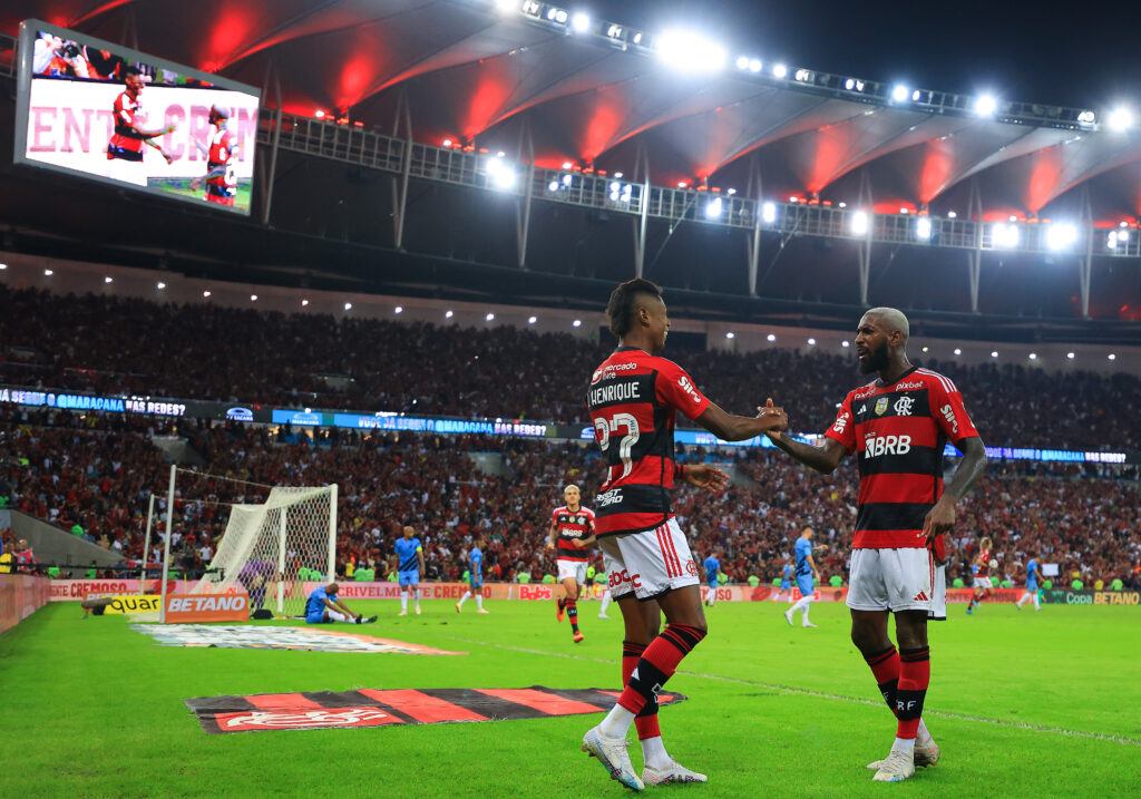 Gerson e Bruno Henrique comemoram gol do Flamengo em Maracanã lotado