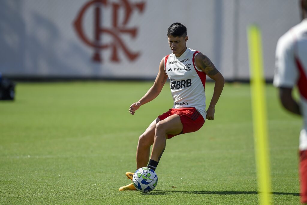 Luiz Araújo estará à disposição para Flamengo x Athletico-PR, mas Allan e Rossi vivem outra situação