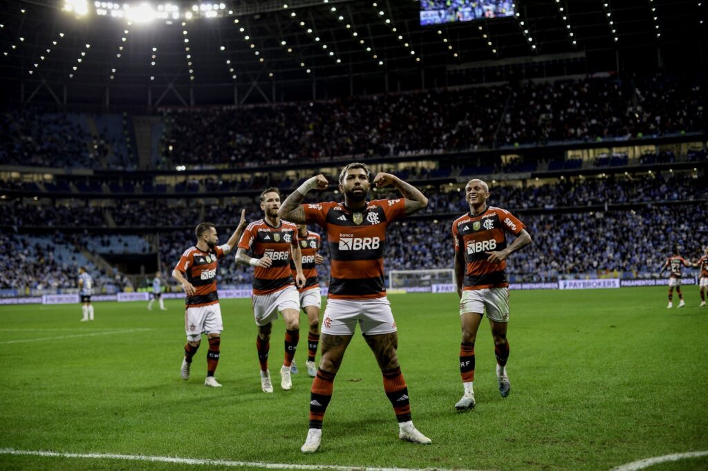Gabigol comemora gol em partida do Flamengo contra o Grêmio pela Copa do Brasil