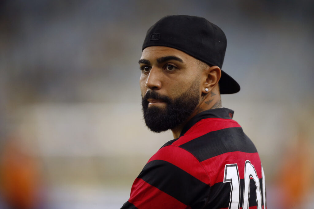 Gabigol em jogo do Flamengo no Maracanã; jornalista questiona se atleta entrou em "modo Adriano/Ronaldinho Gaúcho"