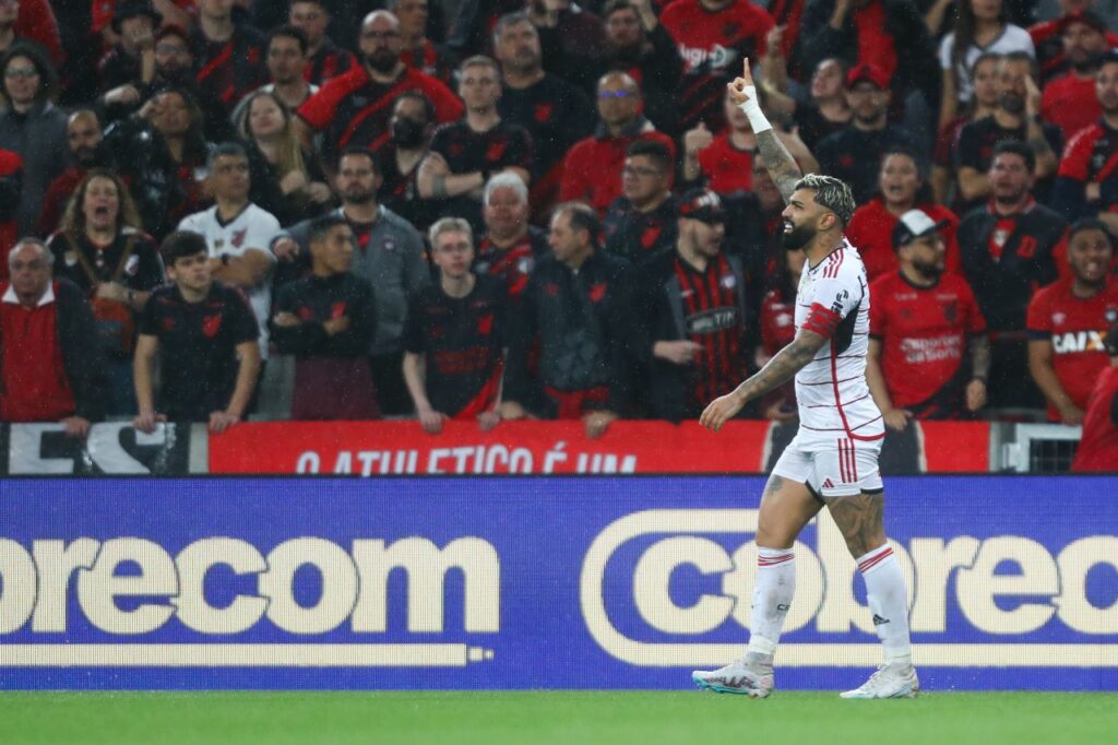 Gabigol comemora gol do Flamengo contra o Athletico