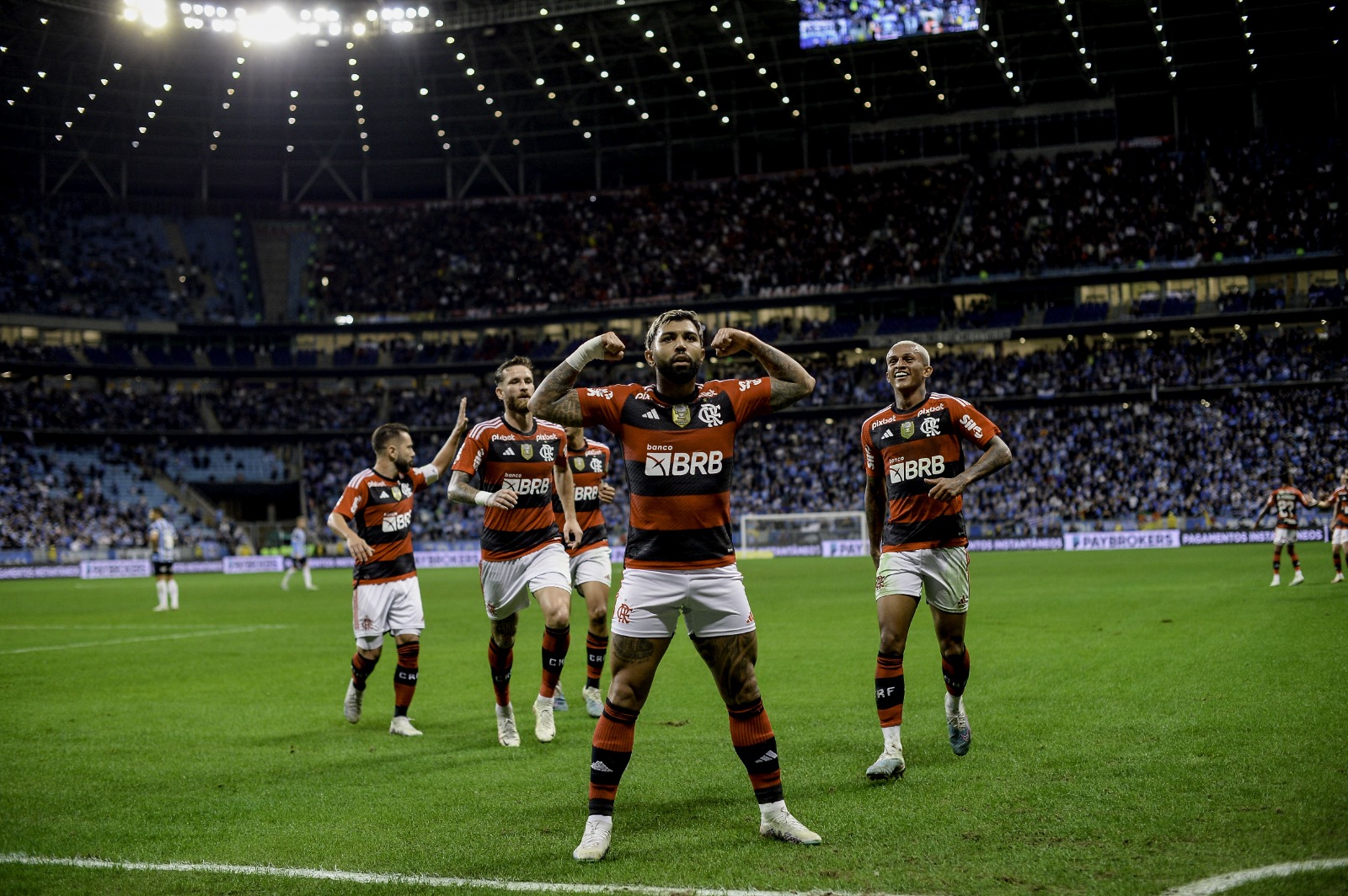 Wesley aposentou o cara: torcedores do Grêmio se espantam com show do  lateral em vitória do Flamengo - Coluna do Fla