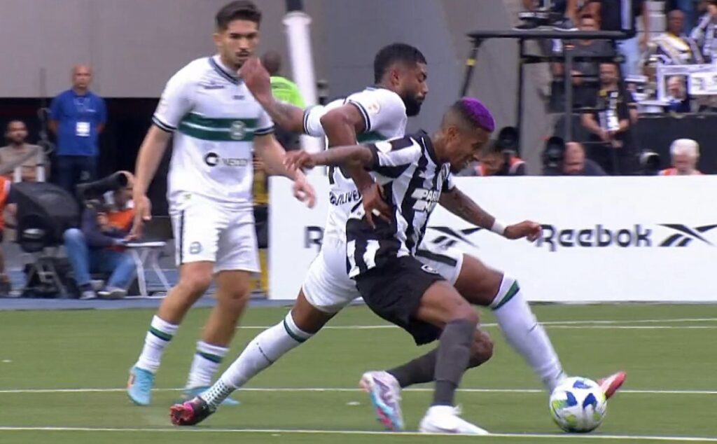 Gol contra Botafogo é anulado por falta no ataque e expõe mais erro contra Flamengo