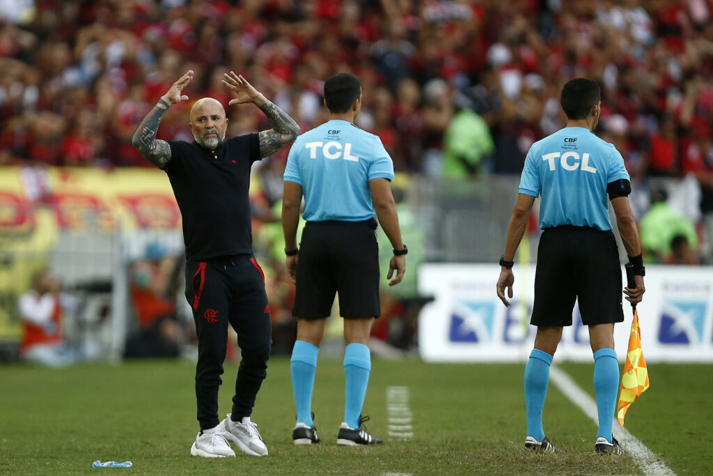Sampaoli em jogo do Flamengo; treinador criticou gramado do Maracanã após empate com América-MG