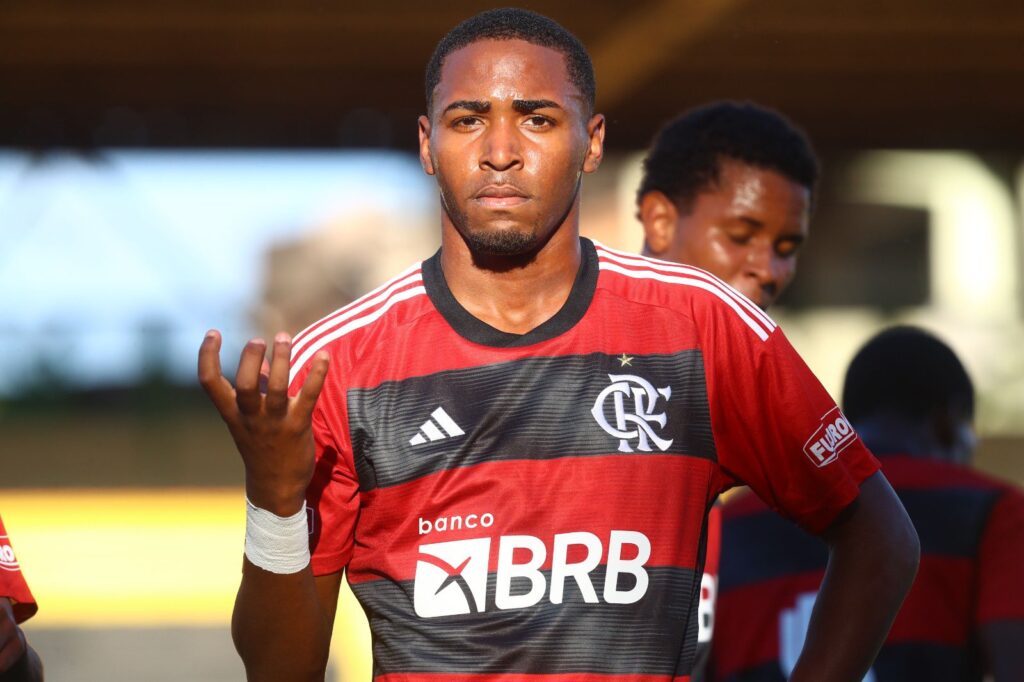 Lorran comemora gol pelo Flamengo no Brasileirão Sub-20; camisa 10 teve grande atuação em final contra o Palmeiras