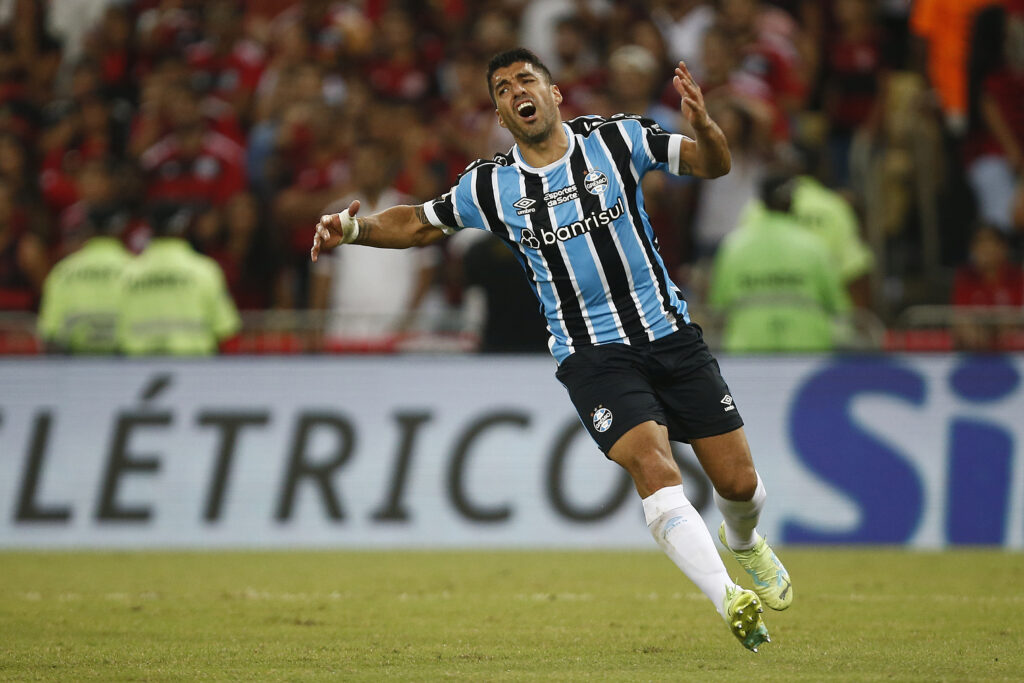 Luis Suárez em jogo contra o Flamengo no Maracanã; atacante do Grêmio deve enfrentar o Fla na Copa do Brasil