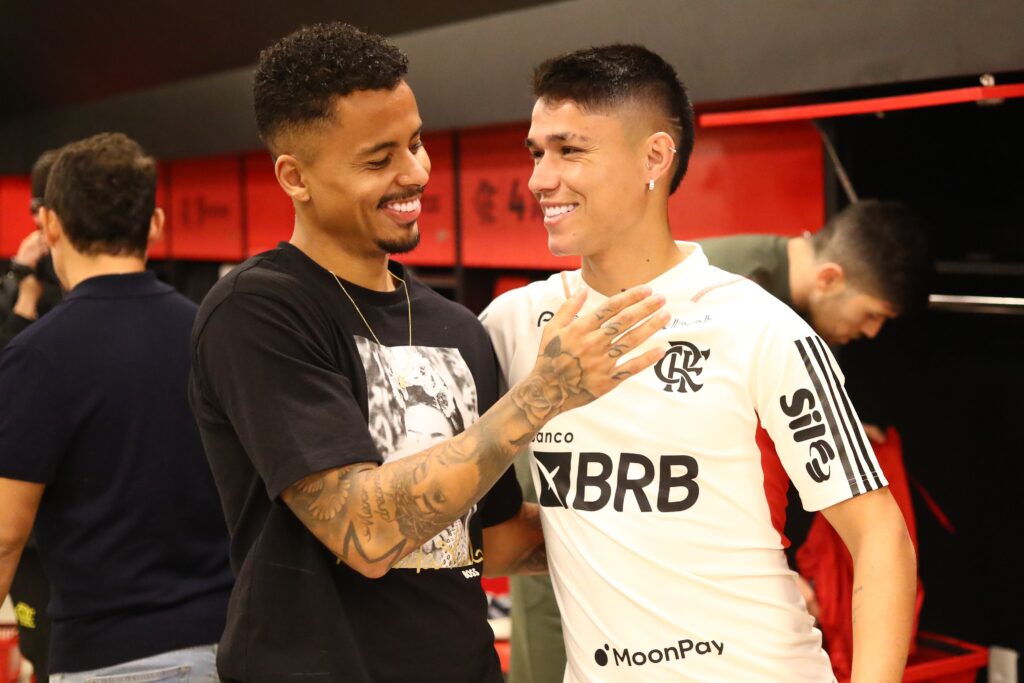 Allan e Luiz Araújo juntos no CT do Flamengo; reforços fizeram clube voltar a ter elenco mais valioso do Brasil