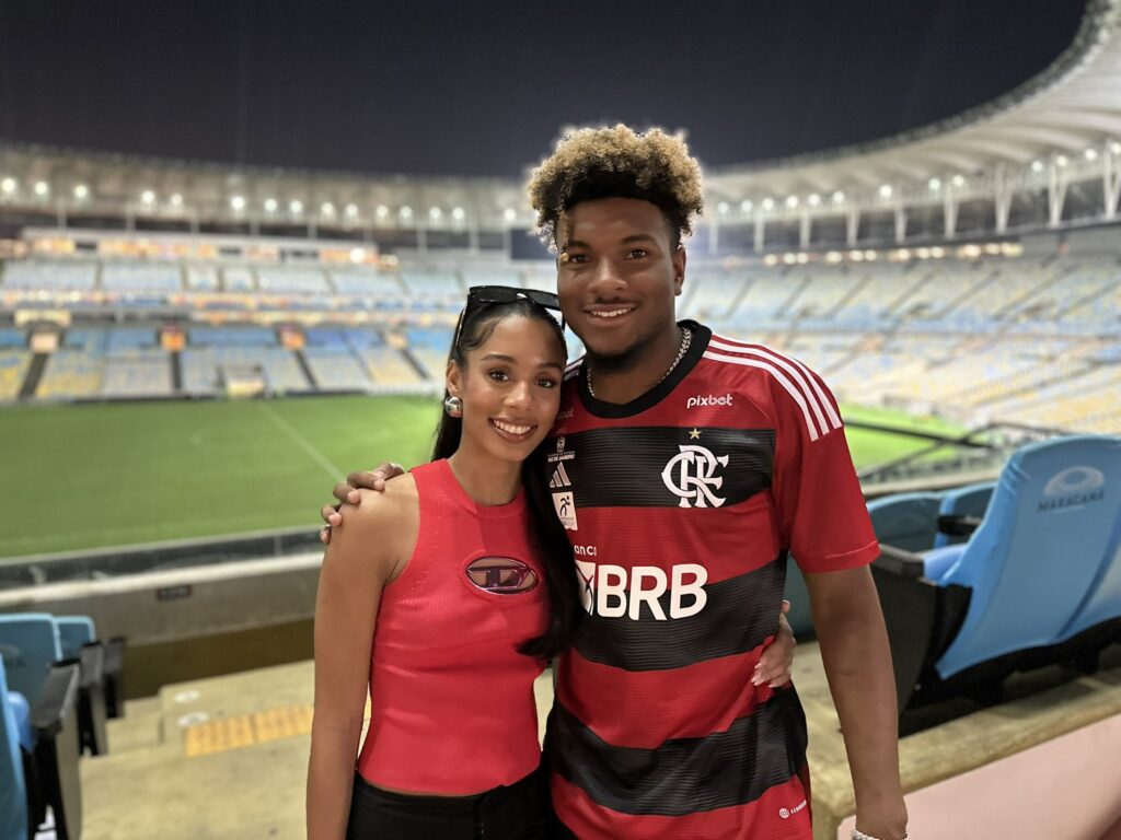 Miles Mcbride e sua namorada a brasileira Ana Zortea em Fla x Flu no Maracanã