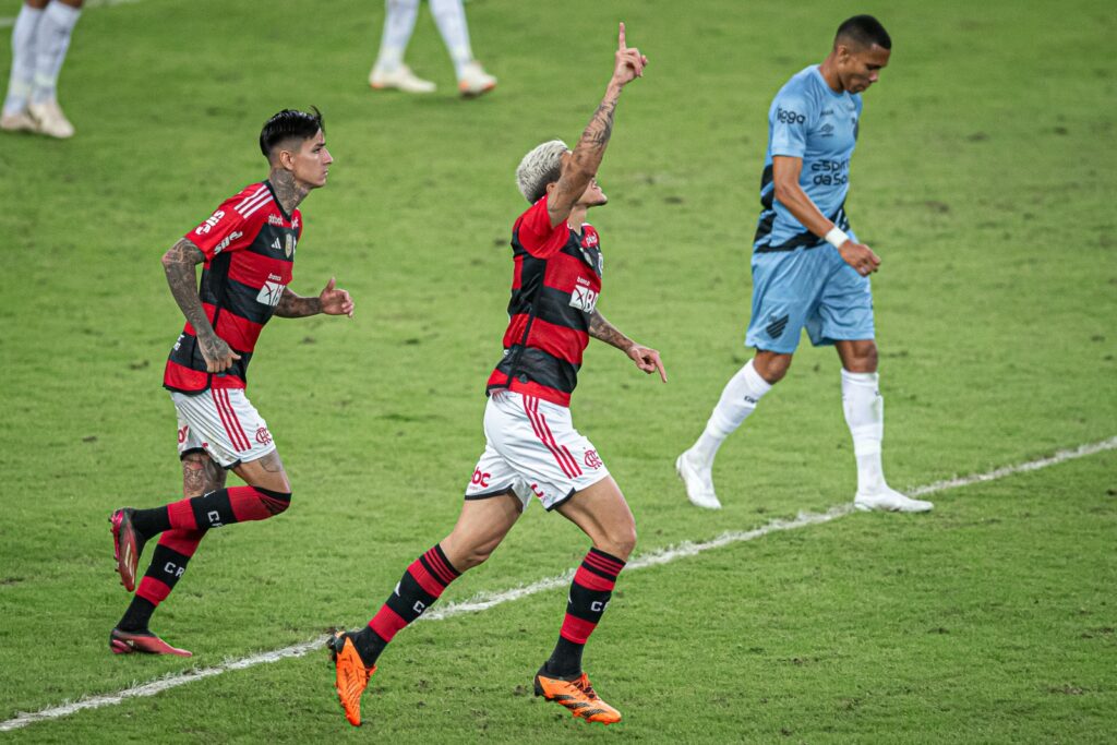 Pedro e Pulgar comemoram gol do Flamengo contra o Athletico-PR