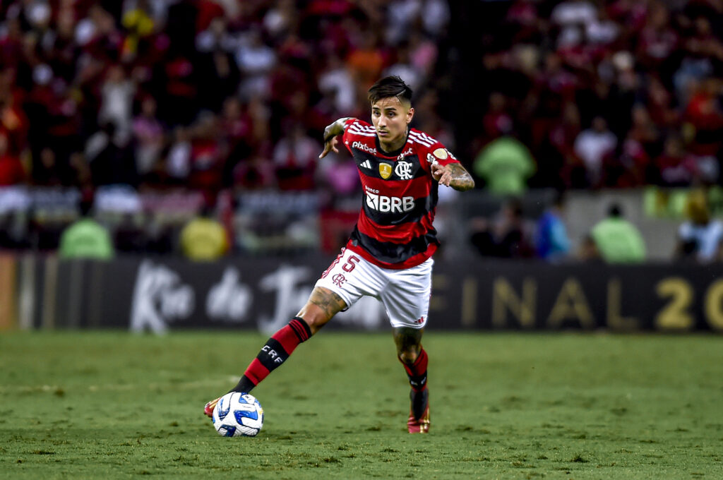 Erick Pulgar em campo pelo Flamengo; Volante está suspenso para o próximo jogo e Tite precisa encontrar solução
