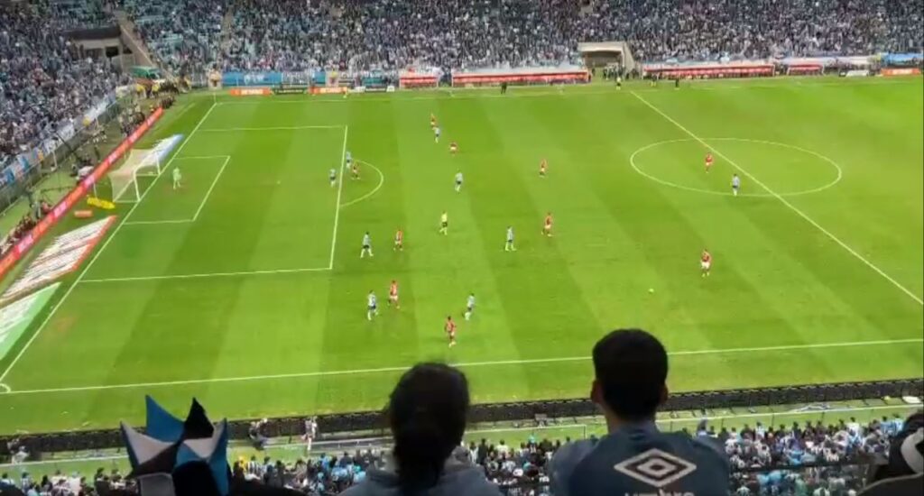 ‘Aí não filha da…’: veja gol do Flamengo filmado da torcida do Grêmio