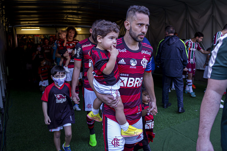 Totói entrando em campo no colo de Everton Ribeiro, capitão do Flamengo