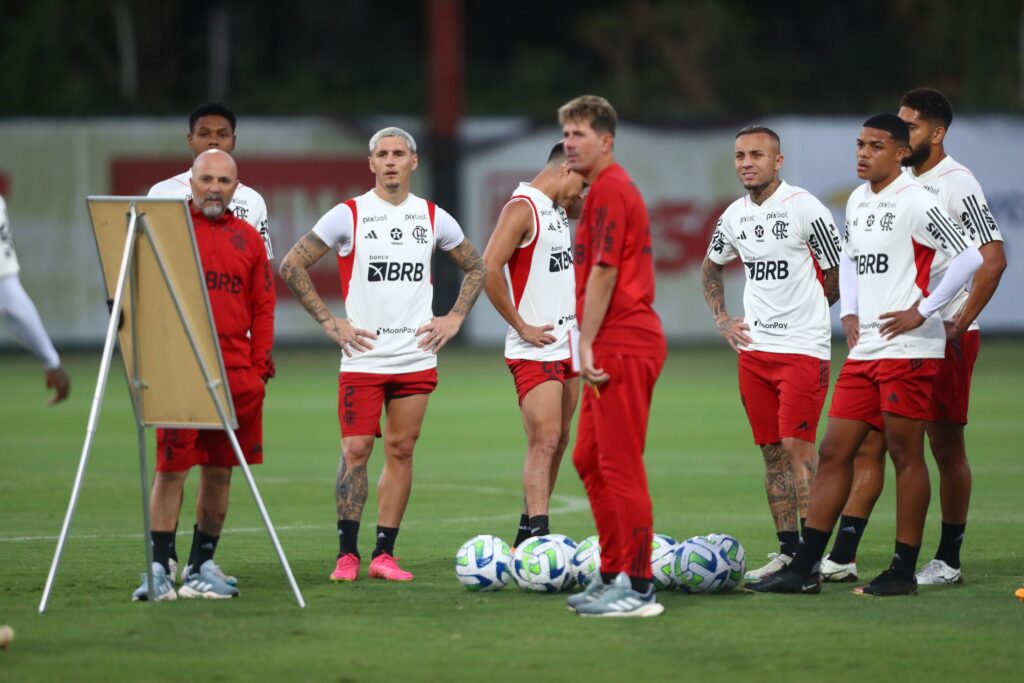 Jogadores do Flamengo durante treinamento no Ninno do Urubu; confira provável escalação para confronto com Alético-MG