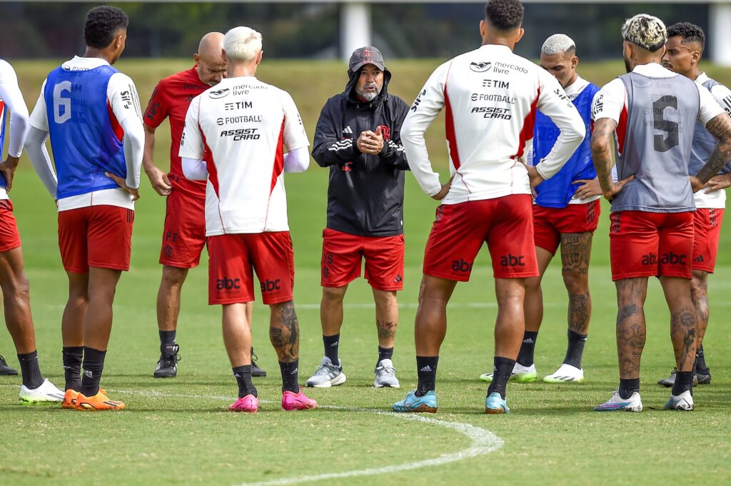 Jorge Sampaolo orienta jogadores do Flamengo durante treinamento; time tem desfalques para enfrentar o Atlético-MG pelo Brasileirão