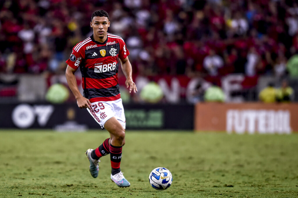 Victor Hugo em campo pelo Flamengo; jogador comentou a atuação da equipe após semana livre de treinos