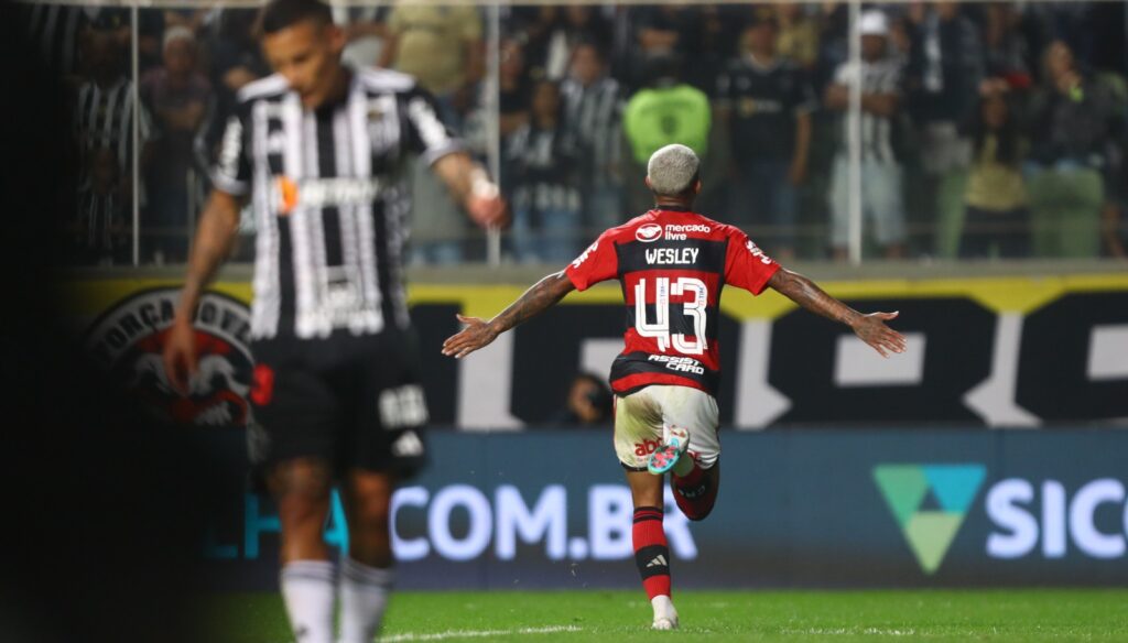Wesley comemora gol do Flamengo contra o Atlético-MG