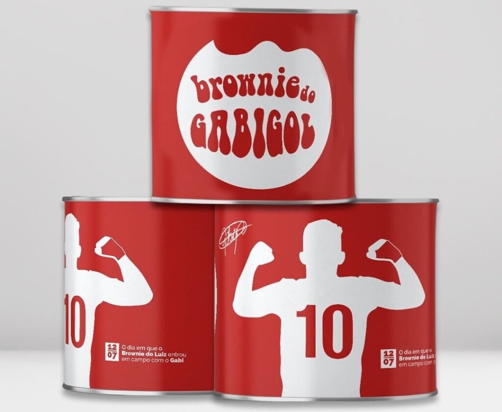Gabigol lança caixa de brownie após comer alimento atirado por torcedor do Athletico em campo