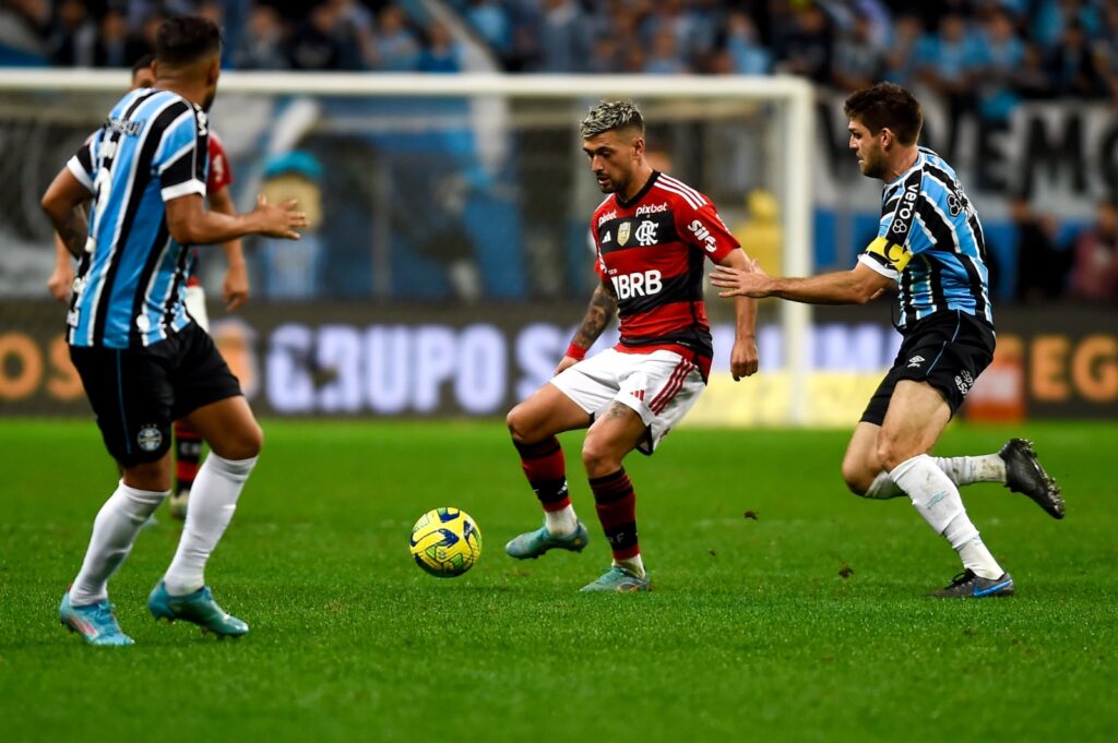 Arrascaeta em jogo do Flamengo; Fla e Grêmio se enfrentam pelo Brasileirão; confira palpites