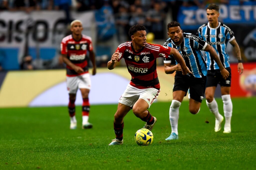 Victor Hugo em campo pelo Flamengo contra o Grêmio; negociação por Wendel e as últimas notícias
