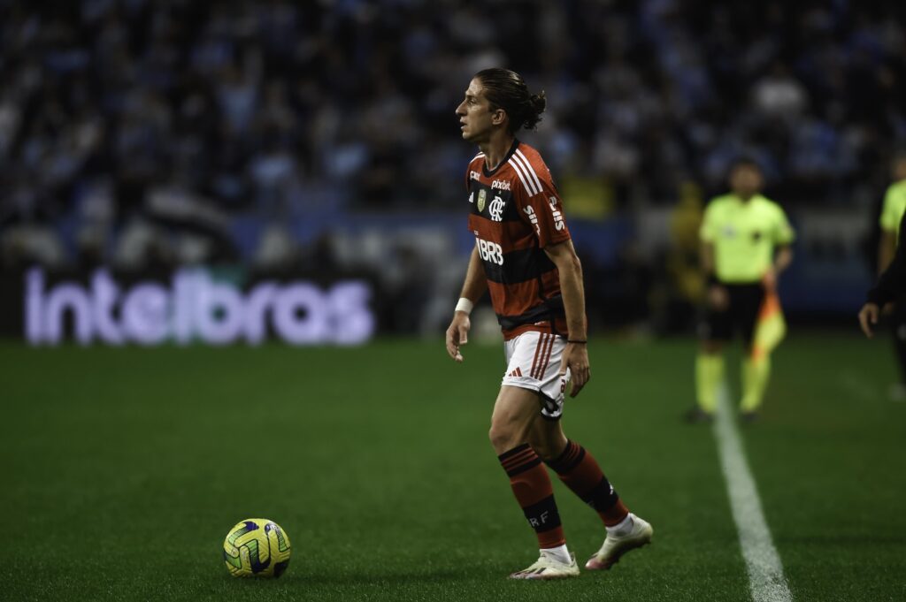 Filipe Luís, lateral do Flamengo, disputa posição com Ayrton Lucas.