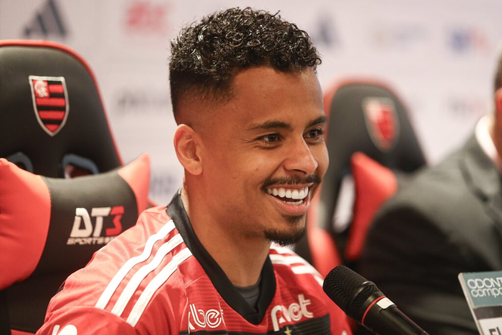Allan durante apresentação no Flamengo; dirigente do Palmeiras lamentou não contratação do meia