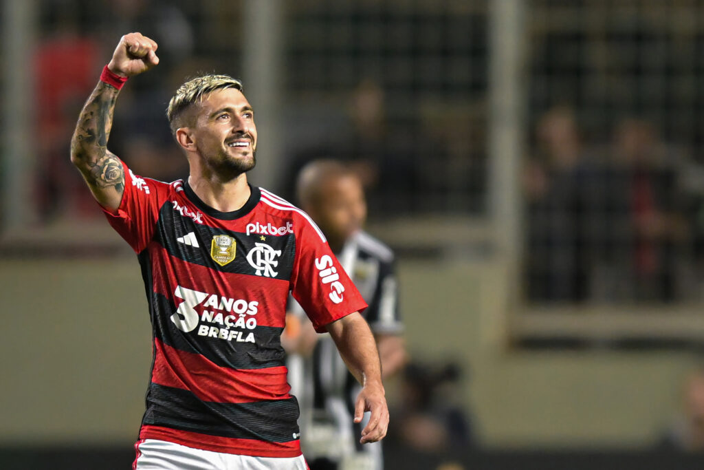 Arrascaeta comemora gol da vitória do Flamengo sobre o Atlético-MG; Estudo do CIES aponta Fla como um dos times mais cascudos do Brasil