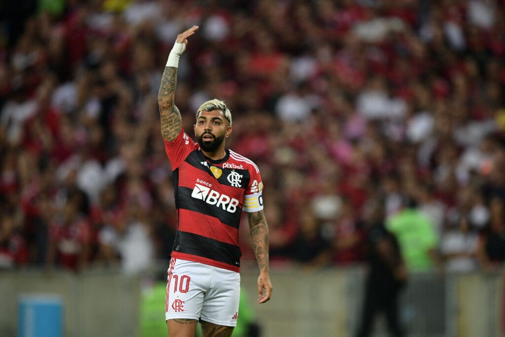 Gabigol, atacante do Flamengo, foi multado após discutir com Marcos Braz