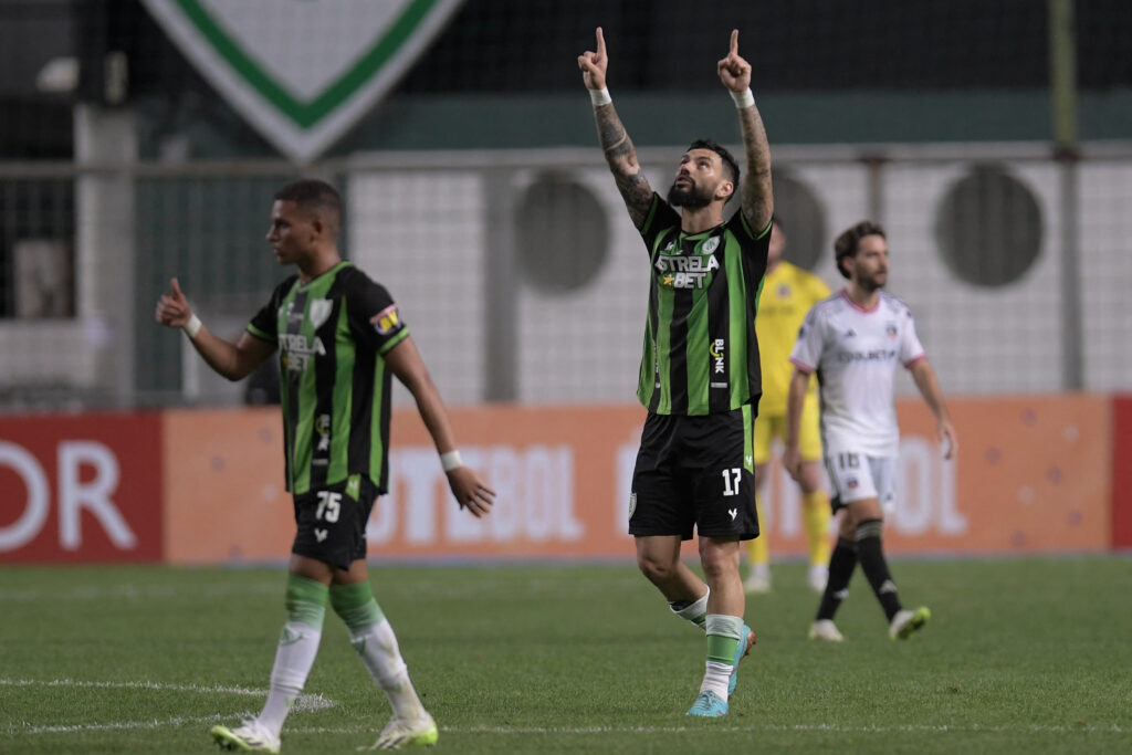 América-MG comemora classificação sobre o Colo-Colo antes de enfrentar o Flamengo