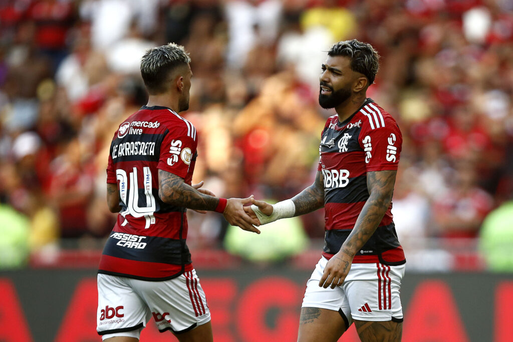Arrascaeta e Gabigol em jogo do Flamengo pelo Brasileirão; Jorge Sampaoli não terá dupla contra o Cuiabá