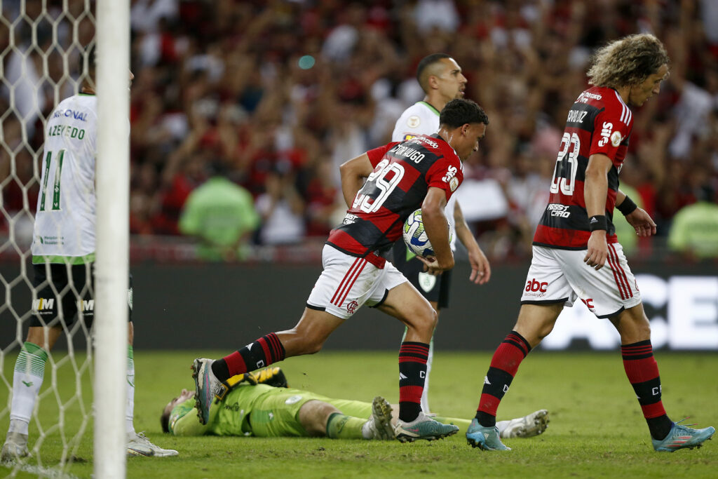 Victor Hugo marca gol pelo Flamengo