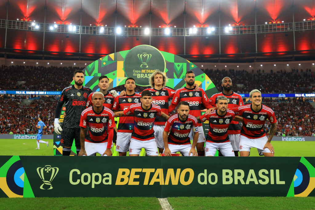 Time do Flamengo antes de enfrentar o Athletico-PR pela Copa do Brasil; saída de Vidal e as últimas notícias