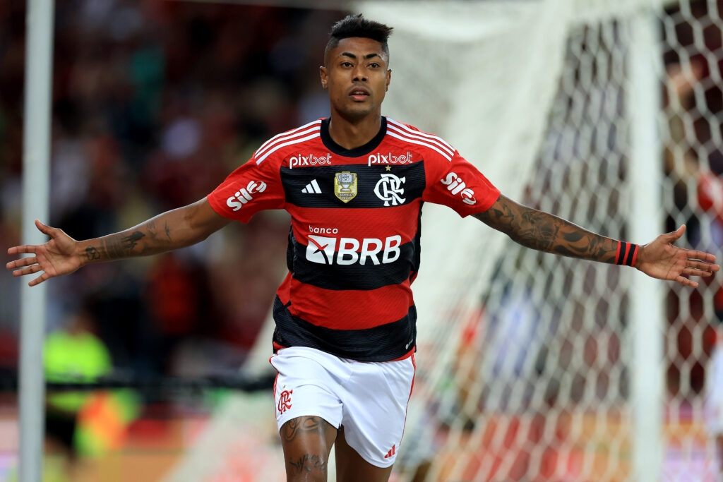 Bruno Henrique, estrela na vitória do Flamengo, disputa posição com Arrascaeta e Gerson