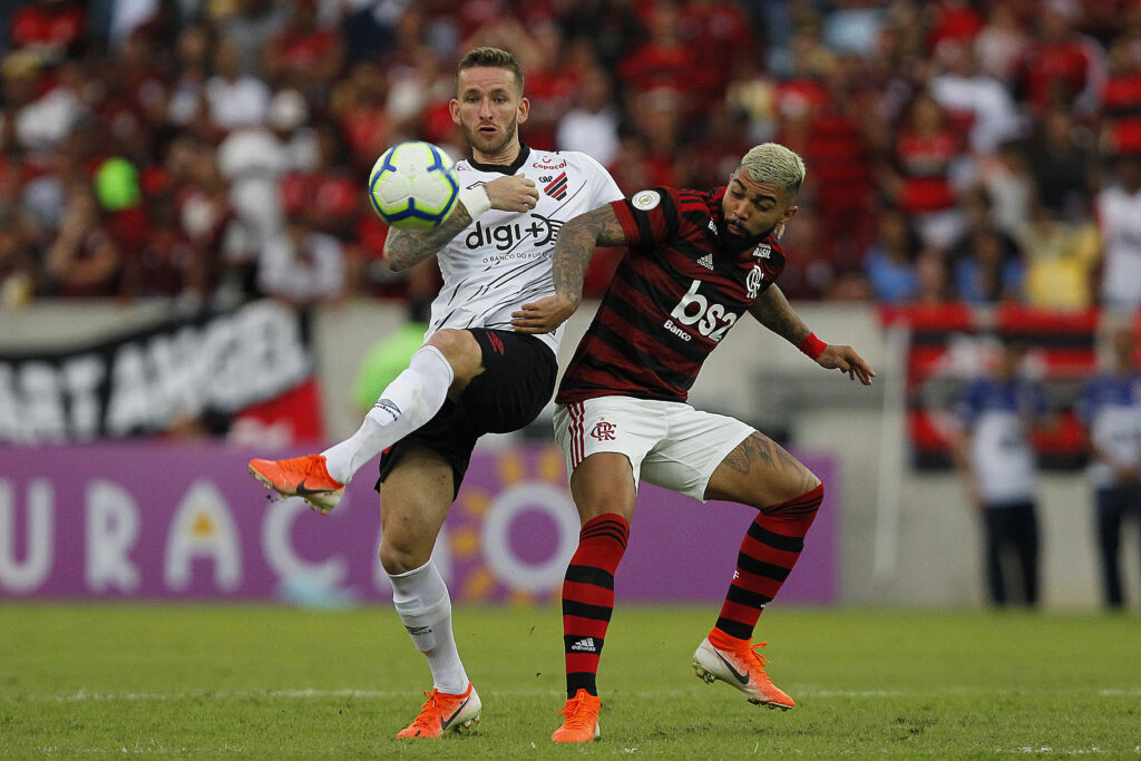 Gabigol disputa bola com Léo Pereira em Flamengo x Athletico