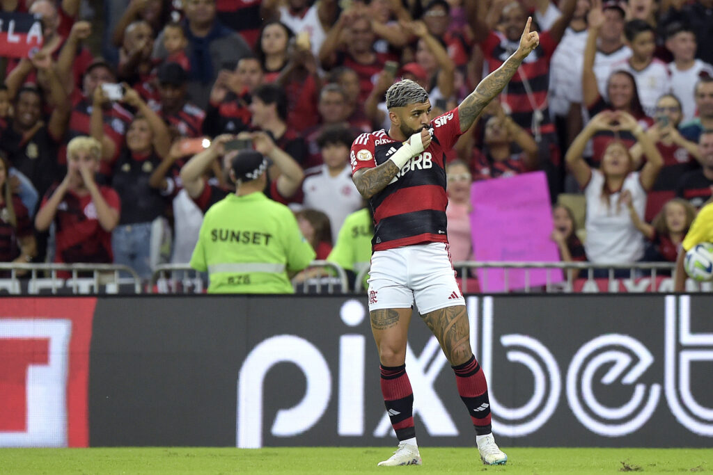 Insatisfeito, Gabigol e Marcos Braz discutiram feio no intervalo de Flamengo e Fortaleza. Estopim foi a lesão do atleta