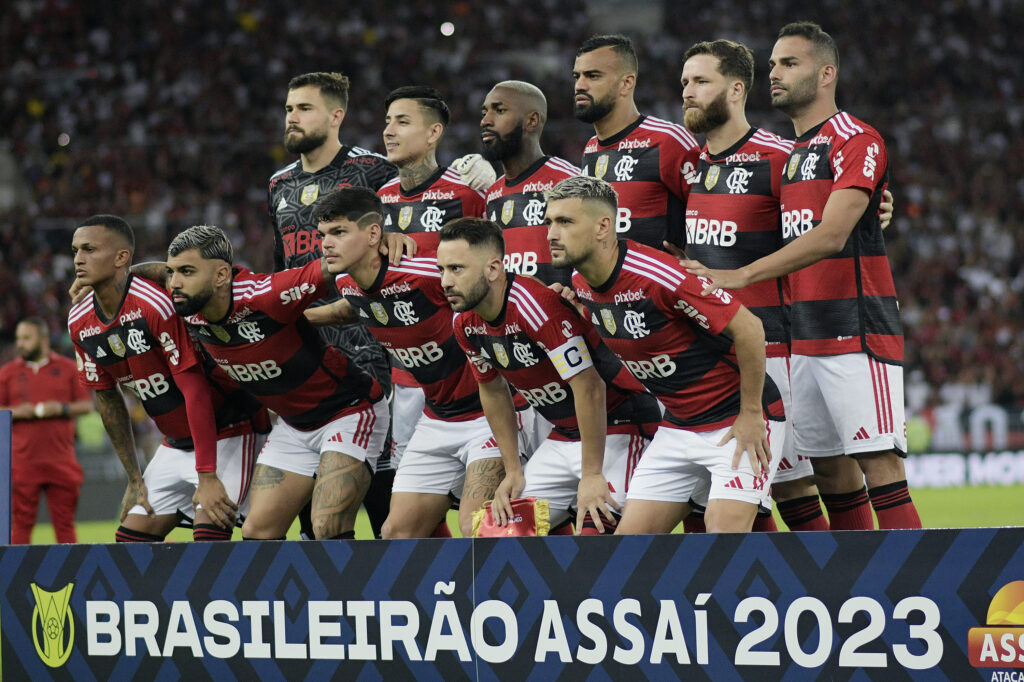 Time do Flamengo perfilado antes de jogo do Brasileirão; equipe terminou primeiro turno na pior situação desde 2017