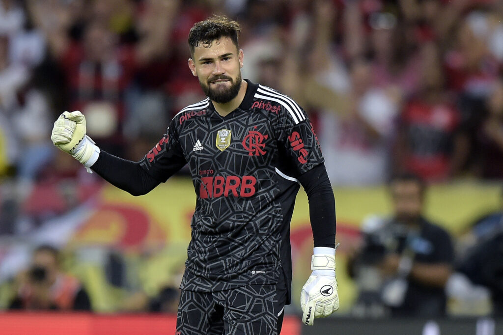 Matheus Cunha e Diego Alves trocam mensagens divertidas nas redes após goleiro defender pênalti de Yago Pikachu em Flamengo x Fortaleza