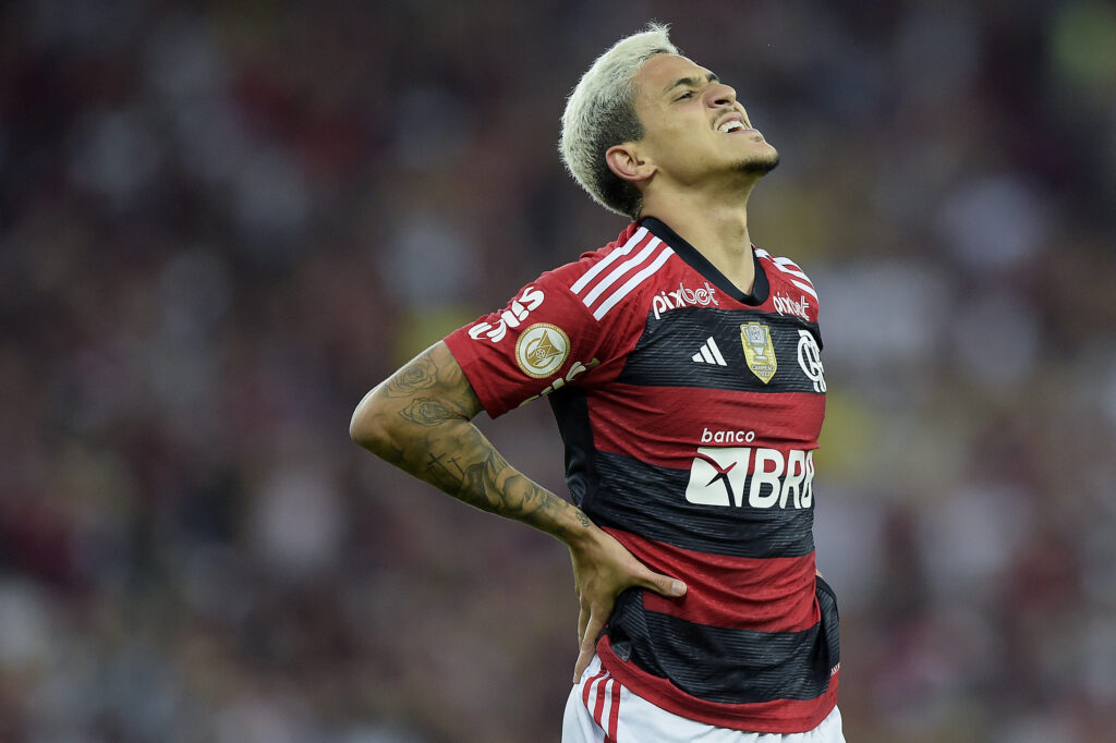 Após ser agredido por Pablo Fernández, da comissão de Sampaoli, Pedro falta a treino do Flamengo no Ninho do Urubu nesta segunda-feira