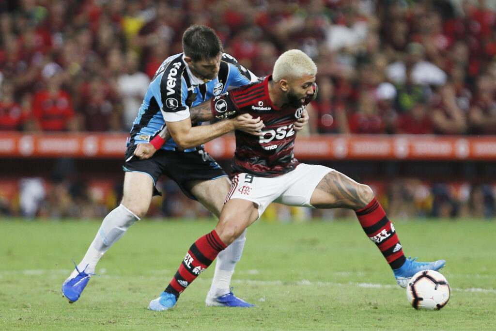Gabigol protege bola de Kannemann em Flamengo x Grêmio