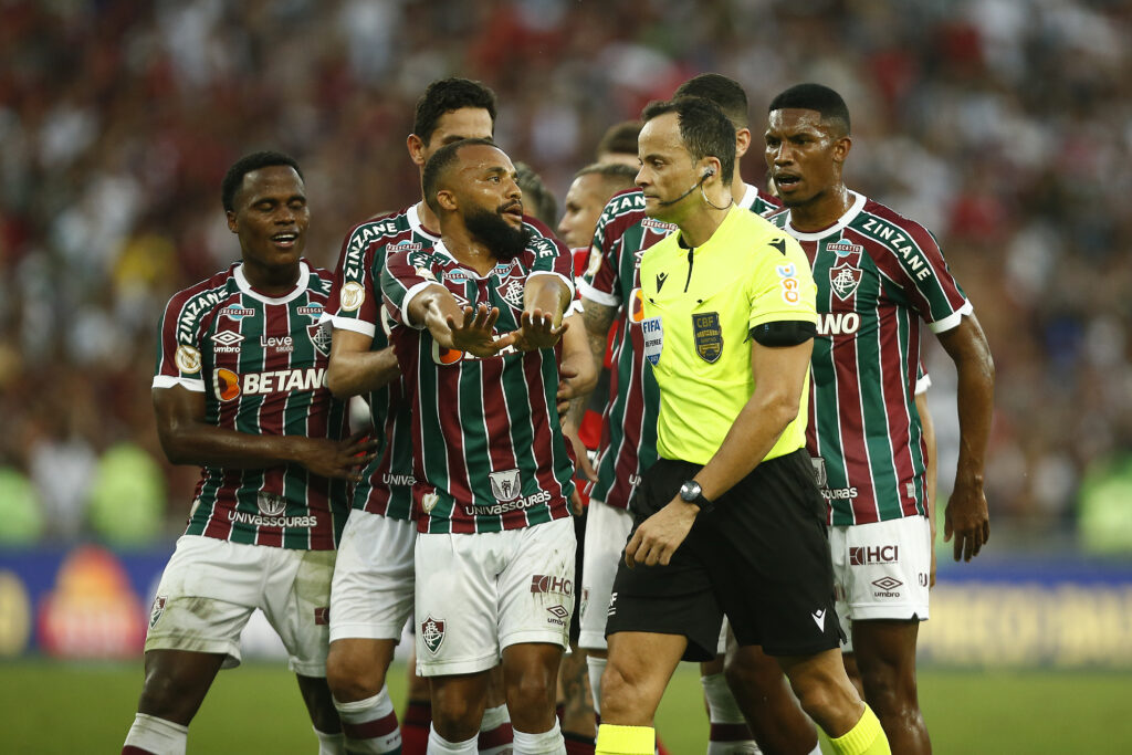 Time do Fluminense pressiona o árbitro, que expulsou Luiz Araújo, do Flamengo