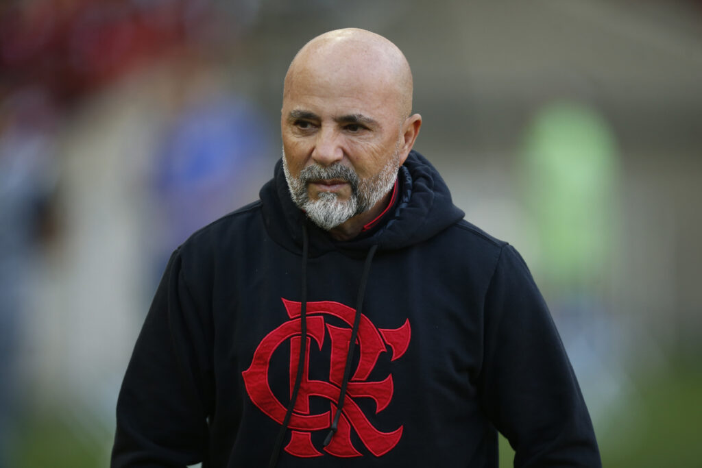 Jorge Sampaoli em jogo do Flamengo, treinador pode ser demitido após preparador Pablo Fernández agredir Pedro com soco no rosto
