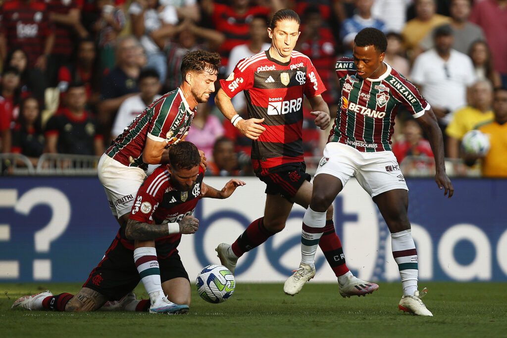 Critério do VAR para carga nas costas é só marcado contra Flamengo